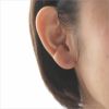 純チタンピアスサファイアピンク２ミリを耳に着けている４０代女性の横顔