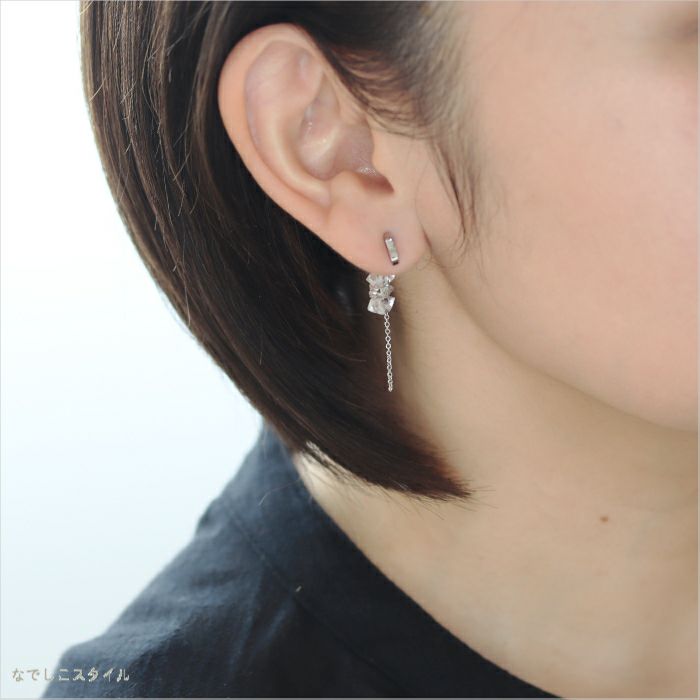 ハーキマーダイヤのバックキャッチとシルクラインのピアスをつけた女性のお出かけ画像