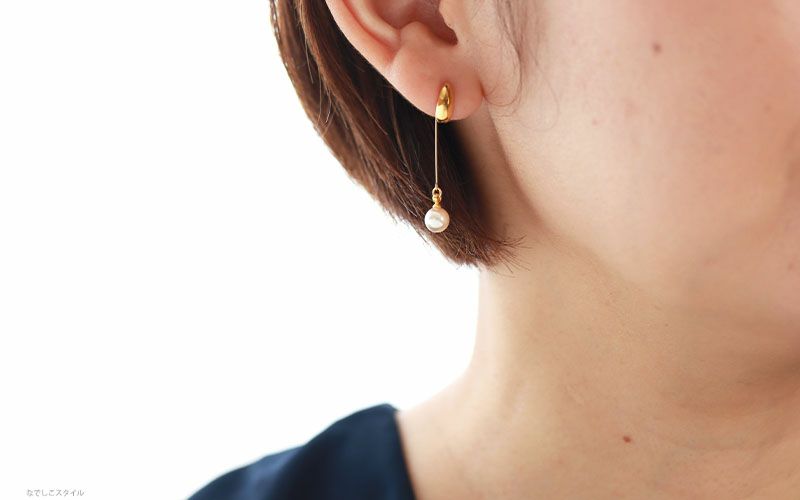 三日月ピアスゴールドとロングパールキャッチを合わせておしゃれをする４０代女性