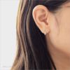 チタンプラチナカラー「おぼろ月」をつけた３０代女性の耳写真
