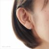 チタンプラチナカラー「おぼろ月」をつけた4０代女性の耳写真