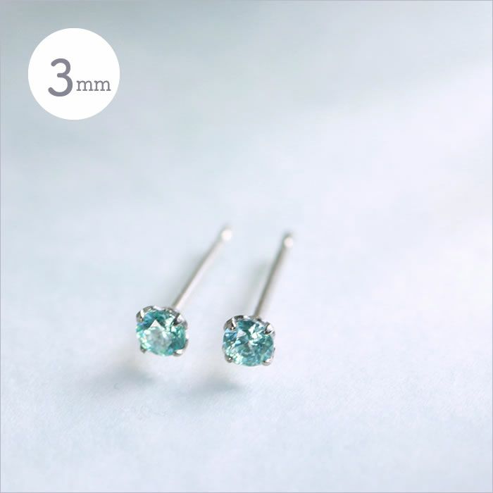 スカイグリーン色のピアスに光が差し込んだ画像