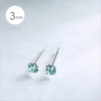 スカイグリーン色のピアスに光が差し込んだ画像