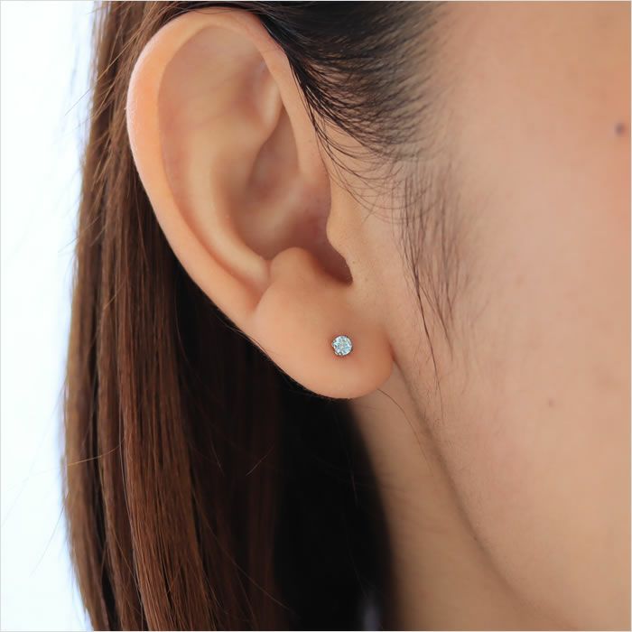 スカイグリーン色のピアス付けたモデル画像