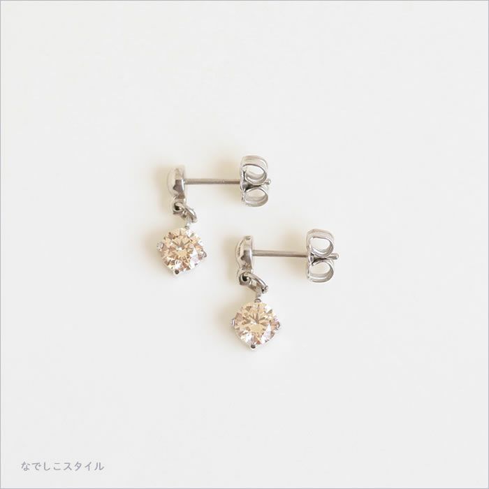 金属アレルギー対応の純チタンピアス使用「エクラ「ＣＺシャンパンダイア」/ジルコニアがゆれるスタッドピアス」の真俯瞰の画像