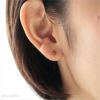 スワロフスキージルコニアの丸形のブラウンダイヤ３ミリを耳に着けた女性の耳元画像