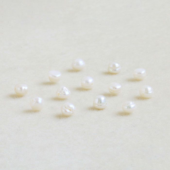 淡水パールを複数並べ、形の違いを伝える画像