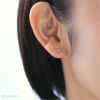 スワロフスキージルコニアの丸形のダイアモンド３ミリを耳に着けた40歳女性の耳元画像