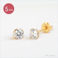 金属アレルギーに安心して使えるチタンピアス、ゴールド軸のスワロフスキー/一粒ジルコニア「ゴールドカラー/ダイアモンド」５mm、斜めヨコの画像