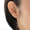 スワロフスキージルコニアの丸形のシャンパンダイヤ３ミリを耳に着けた40歳女性の耳元画像
