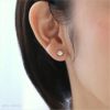 スワロフスキージルコニアの丸形のブラウンダイヤ５ミリを耳に着けた40歳女性の耳元画像