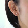 スワロフスキージルコニアの丸形のダイアモンド４ミリを耳に着けた40歳女性の耳元画像