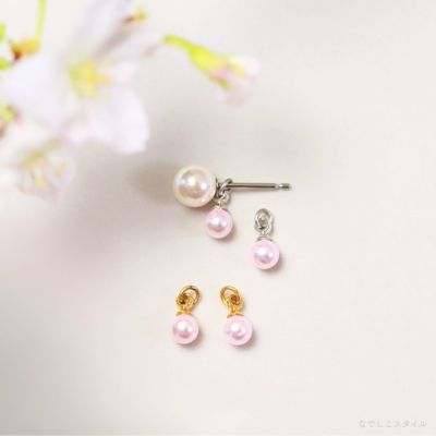 桜色パールチャームとパールピアスを置いた正面画像と、それらを着けた女性の卒業式イメージ画像