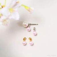 桜色パールチャームとパールピアスを置いた正面画像と、それらを着けた女性の卒業式イメージ画像