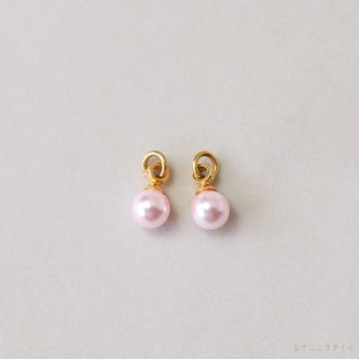 ゴールドカラーの金具を使った桜色パールチャームを置いた画像