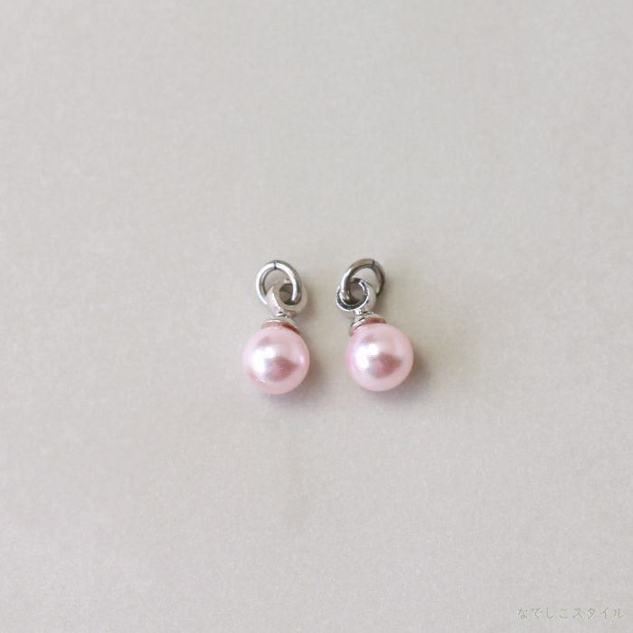 プラチナカラーの金具を使った桜色パールチャームを置いた画像