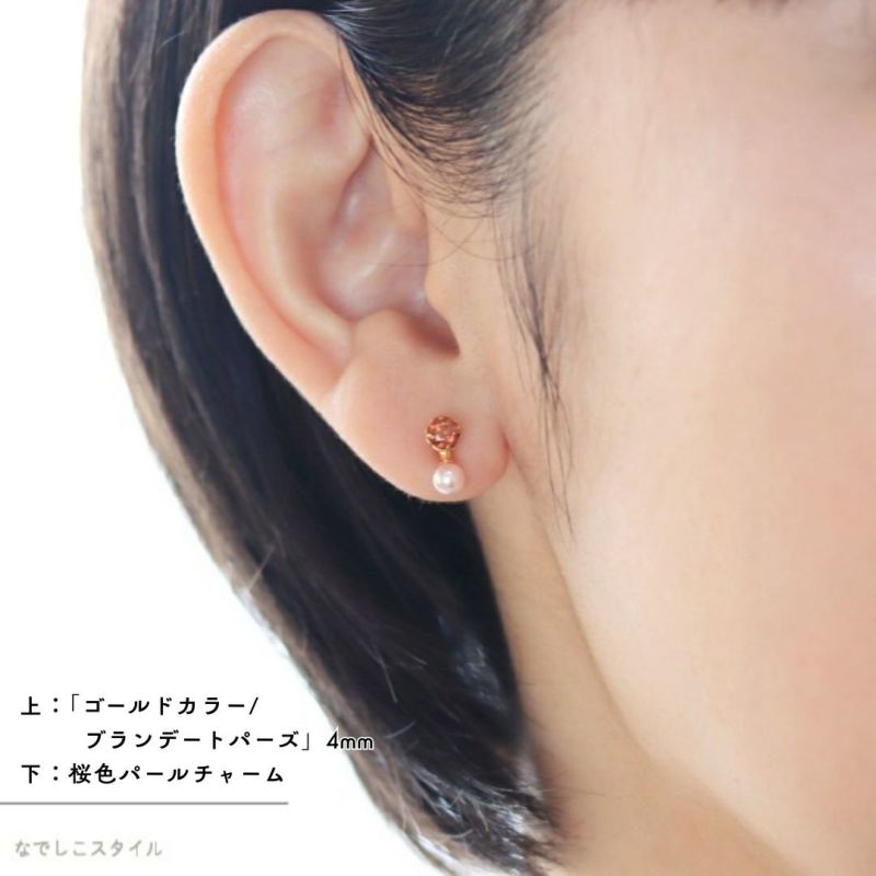 ブランデートパーズのピアスに桜色パールチャームをつけた女性の耳画像