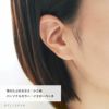 スワロフスキージルコニアひし形のシャンパンダイア2.5ミリを耳に着けた２０代女性の耳元画像