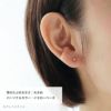 スワロフスキージルコニアひし形のシャンパンダイア2.5ミリを耳に着けた４０代女性の耳元画像