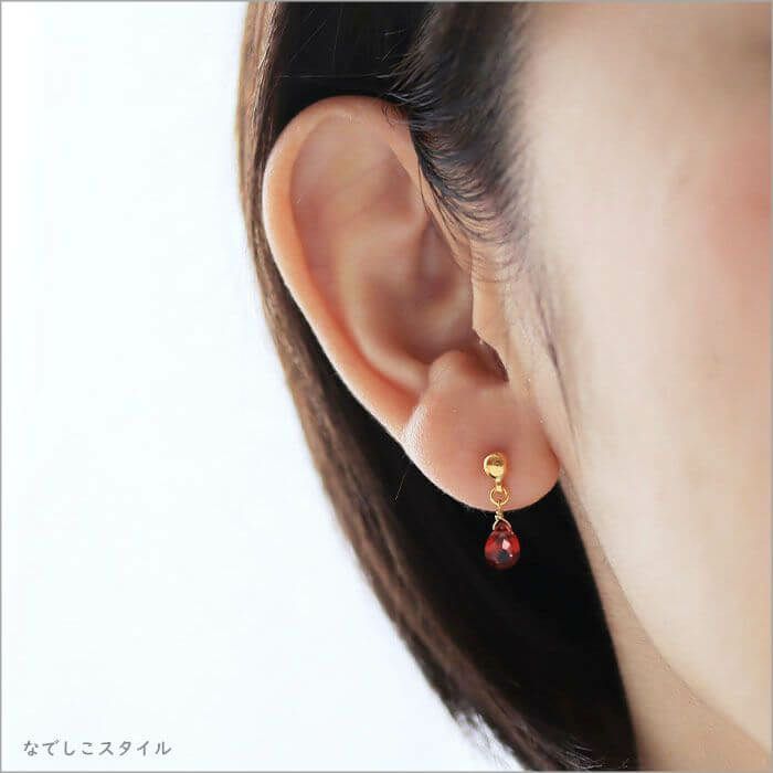 天然石を使用した揺れるピアス「sizuku/ガーネット」。