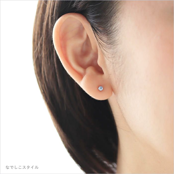 スワロフスキージルコニアサファイアブルー３ミリを耳に着けた４０代女性の耳元画像