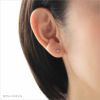 スワロフスキージルコニアサファイアブルー３ミリを耳に着けた４０代女性の耳元画像