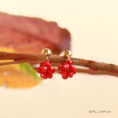 木に木の実がなっているような秋らしい木の実の形をしたピアスの画像