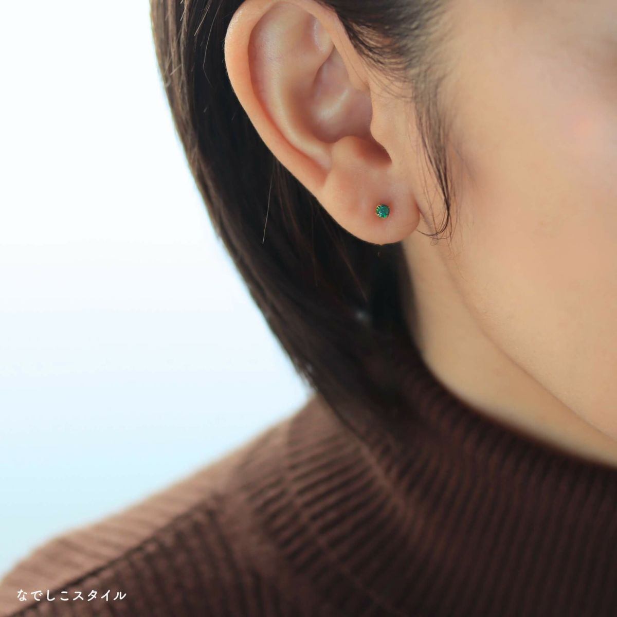 キュービックジルコニアのエメラルド3mmのピアスを着用している女性画像