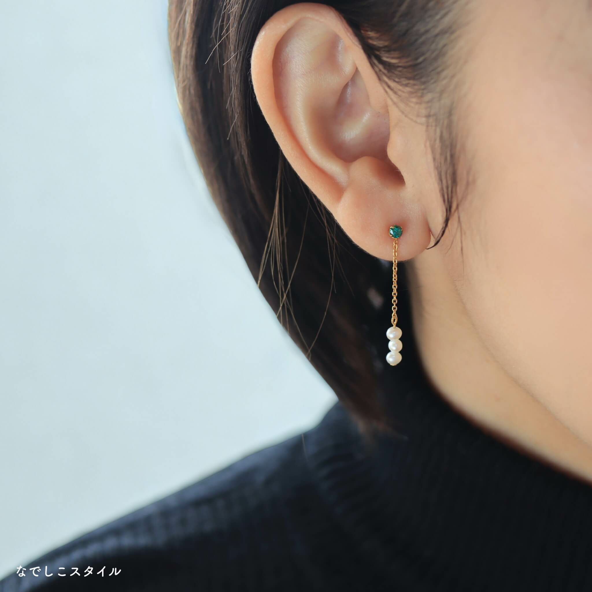 キュービックジルコニアのエメラルド3mmのピアスを着用している女性画像