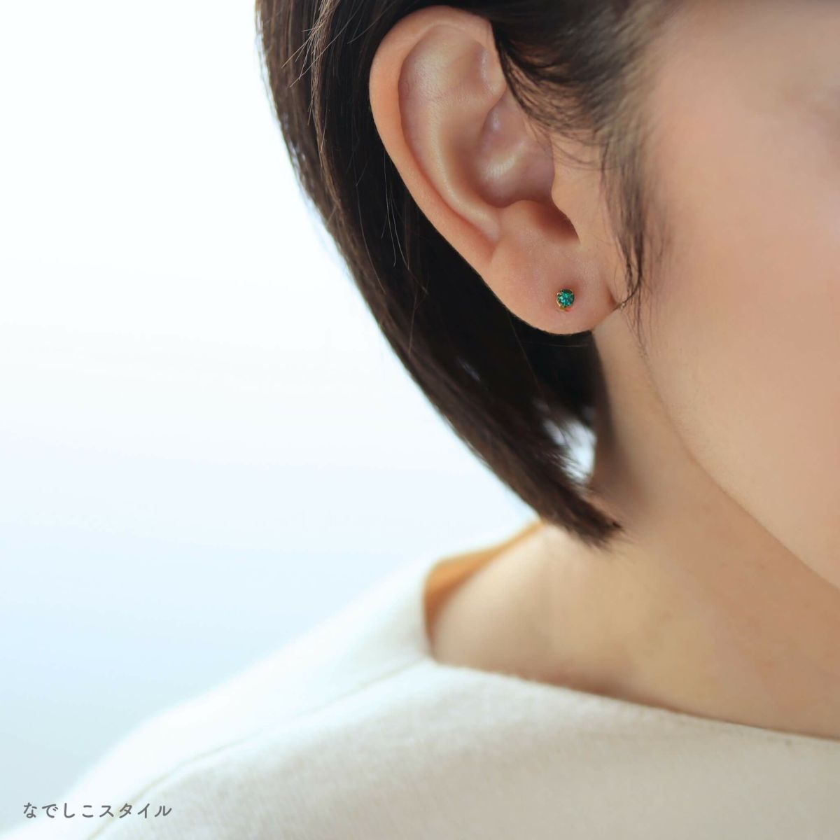 キュービックジルコニアのエメラルド3mmのピアスを着用している女性画像