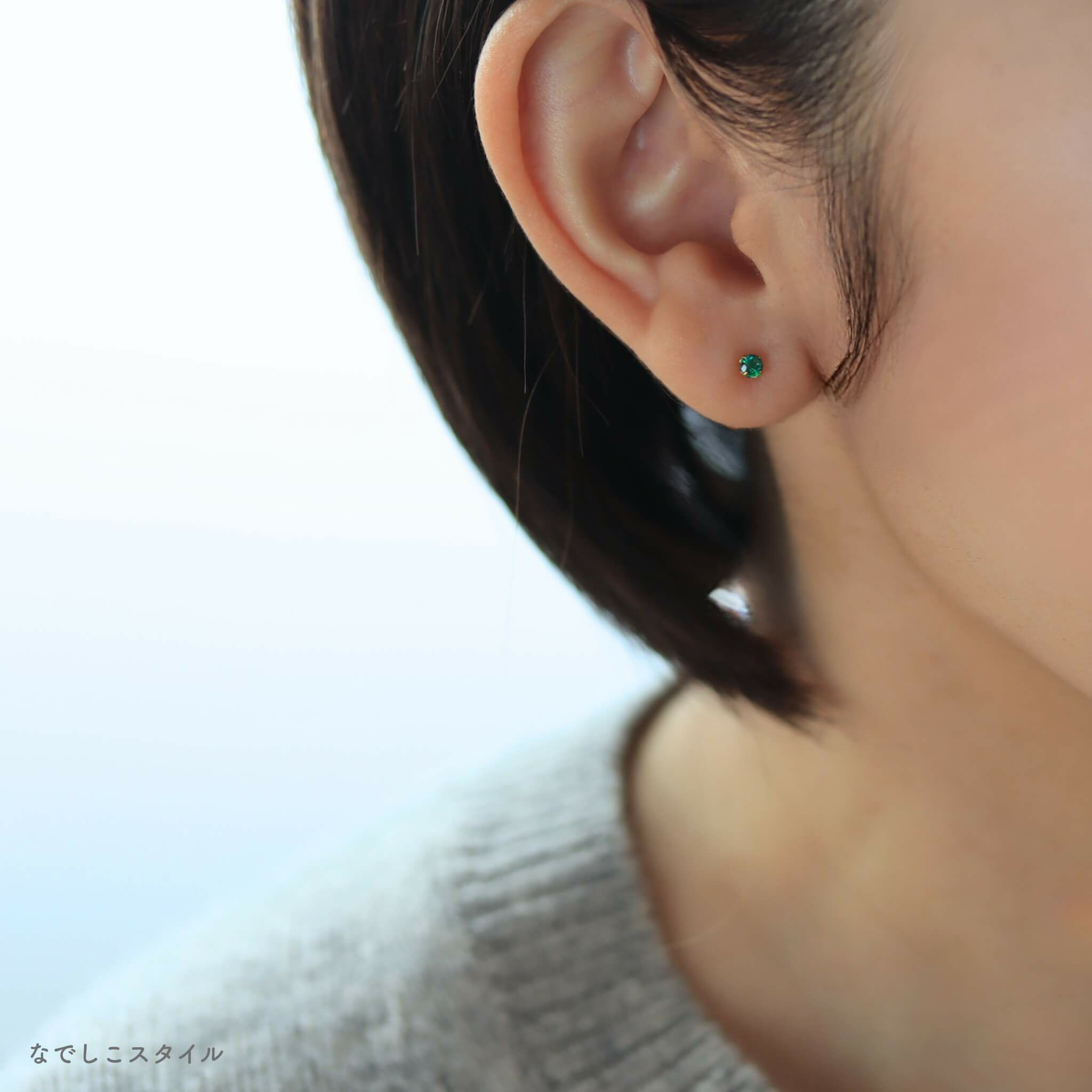 キュービックジルコニアのエメラルド3mmのピアスを着用している女性画像