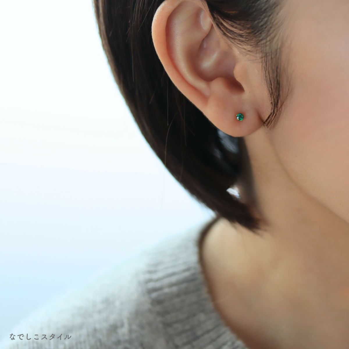 キュービックジルコニアのエメラルド3mmのピアスを着用している女性画像