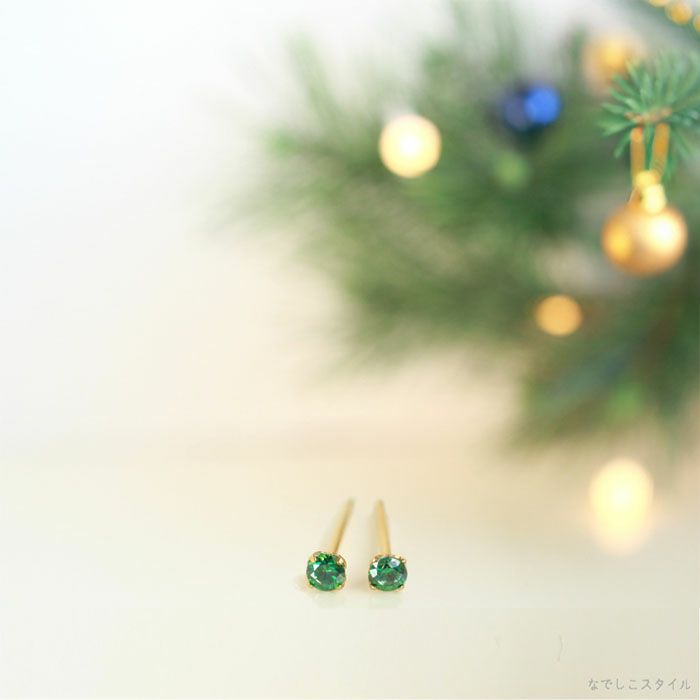 キュービックジルコニアのエメラルド3ｍｍのピアスを正面と斜めから見た画像