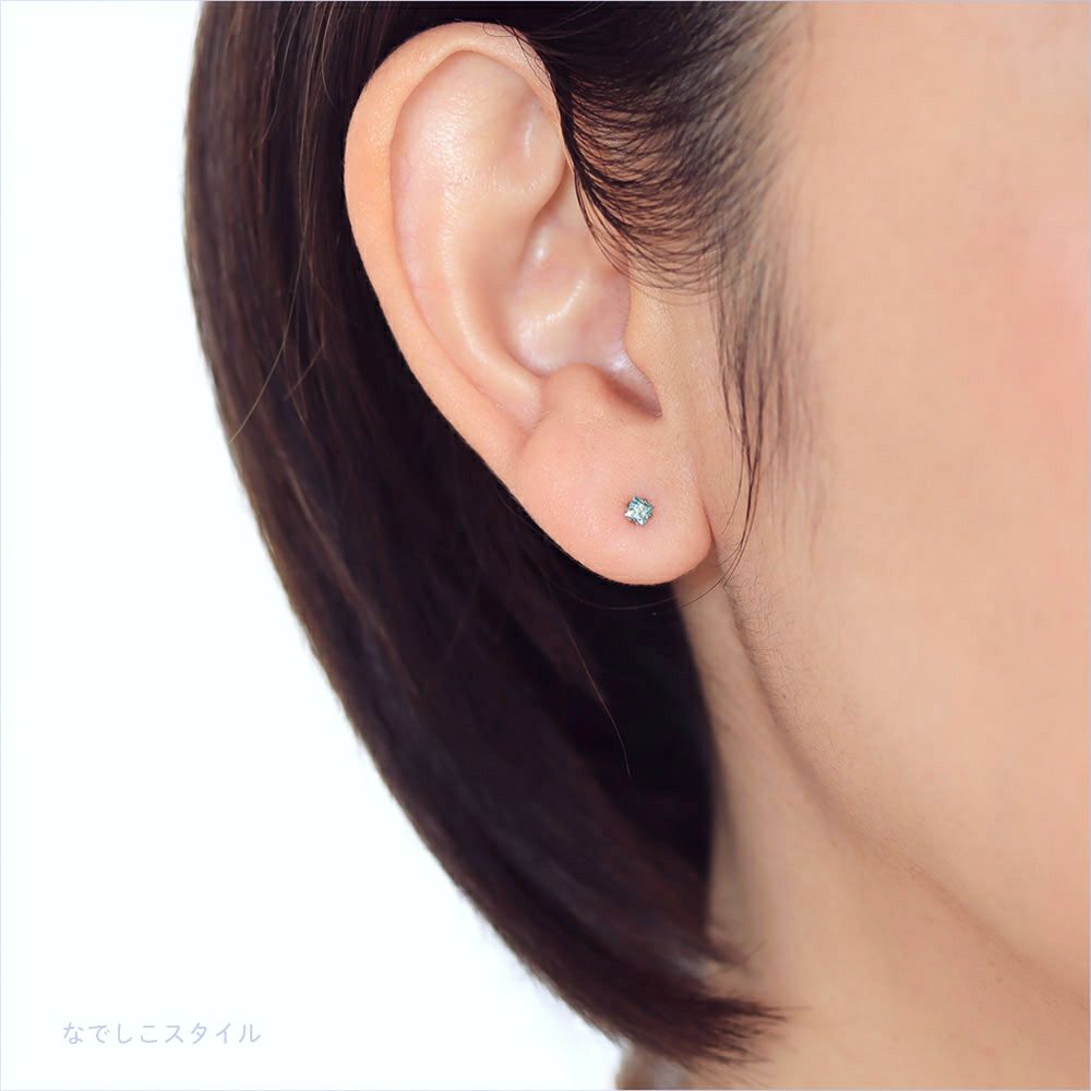 純チタンピアスカルテットサファイアグリーン2.5ｍｍを着けた女性の耳写真