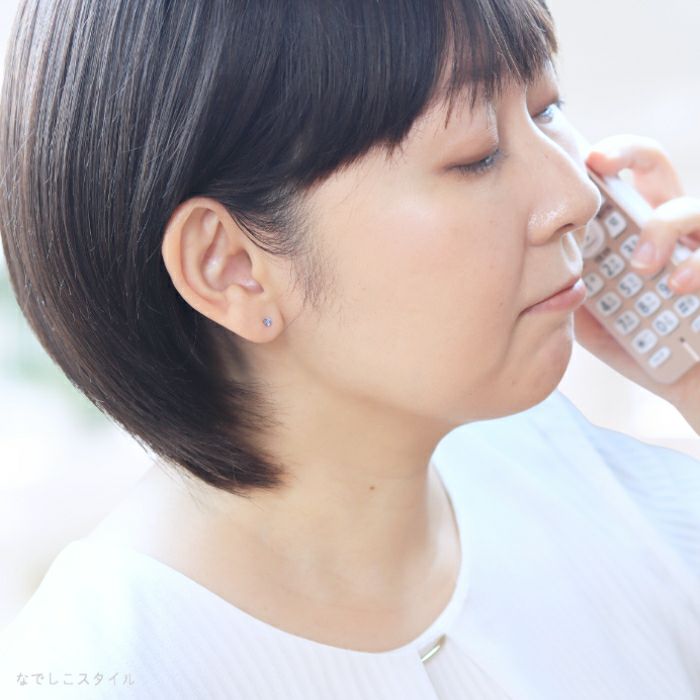 スワロフスキージルコニアひし形カルテット/サファイアブルー2.5mmのピアスを耳に着けた女性のお仕事スタイルの画像