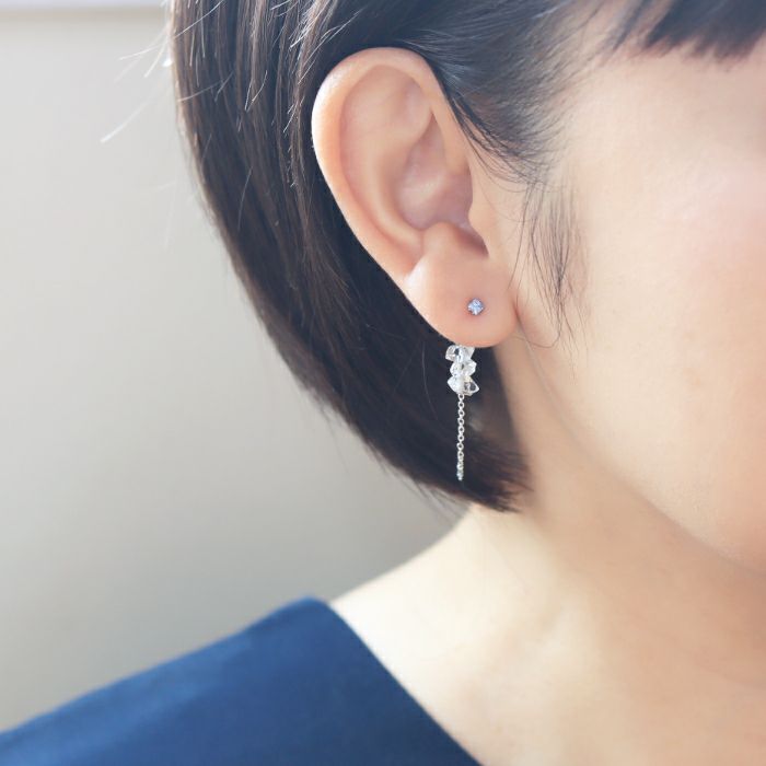 純チタンピアスカルテット/サファイアブルーとバックキャッチを合わせたお出かけをイメージした画像