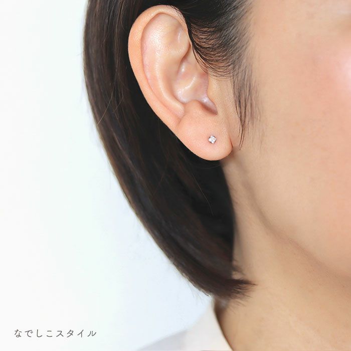 セカンドピアススワロフスキージルコニアカルテットダイアモンド2.5mmをつけた４０代女性