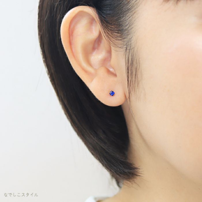 スワロフスキージルコニア「アウイナイト」のひし形2.5mmのセカンドピアスをつけた女性の耳元画像