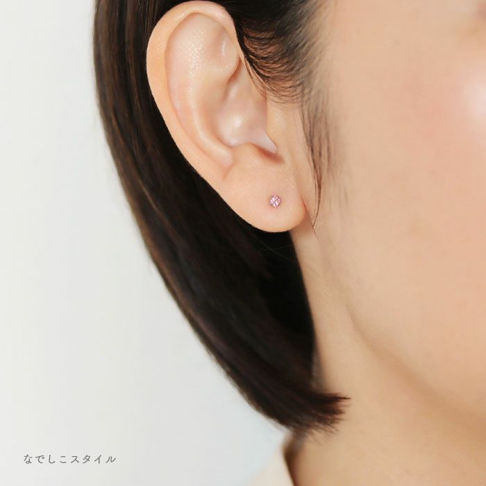 セカンドピアススワロフスキージルコニアカルテットサファイアピンク2.5mmをつけた４０代女性