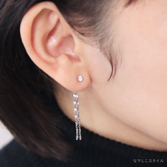 セカンドピアスのキャッチに着けられるフリンジチェーンバックキャッチのプラチナカラーを着けた４０代女性の耳もとを正面から見たイメージの画像