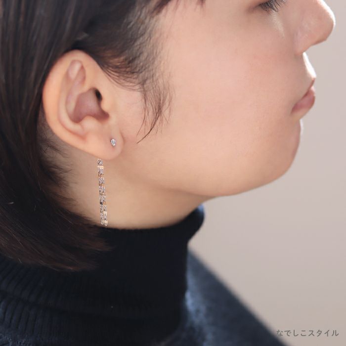 セカンドピアスのキャッチに着けられるフリンジチェーンバックキャッチのプラチナカラーを着けた４０代女性の耳もとを後ろから見たイメージの画像