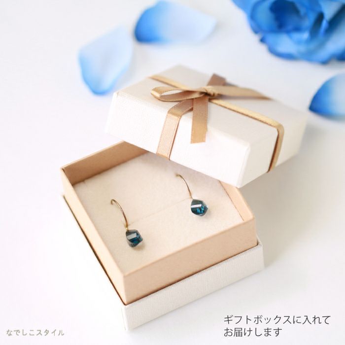 母の日ギフトBOXにロンドンブルートパーズのピアスを入れて青いバラを周りに散らした画像