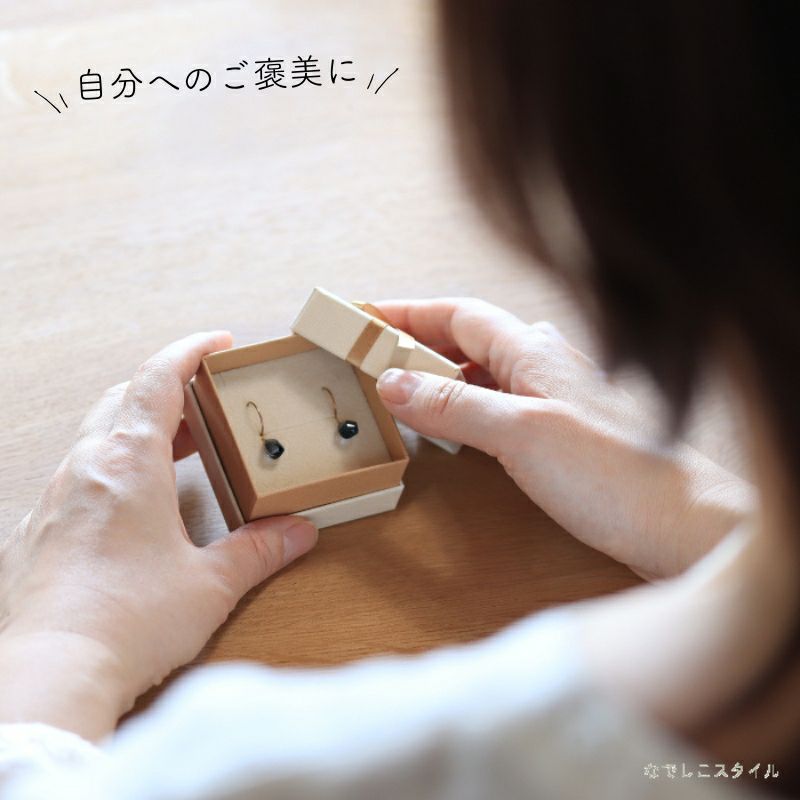 ロンドンブルートパーズのピアスが入った母の日ギフトBOXを開けている女性の画像