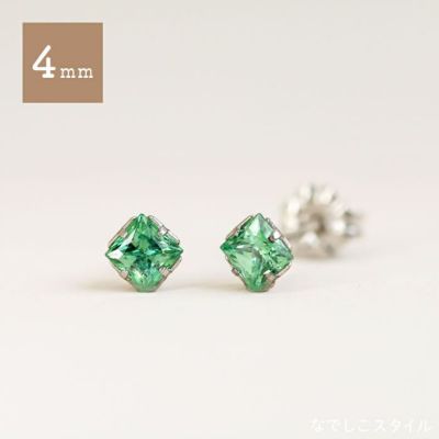 四角いサファイアグリーンのピアスを置いた画像