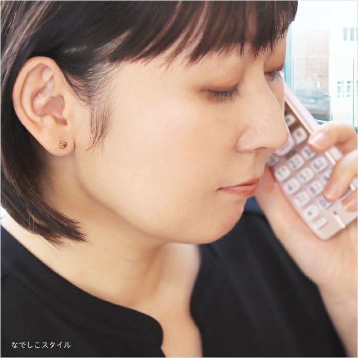 ゴールドカラーブランデートパーズ４ｍｍを着けた40代女性がお仕事をしているイメージ画像