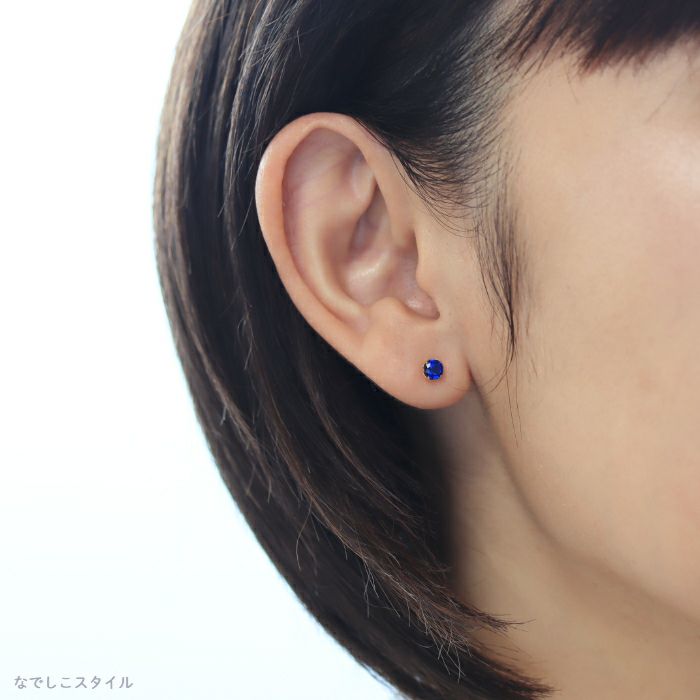 ゴールドカラーアウイナイト４ｍｍを身に着けた耳もとアップの画像