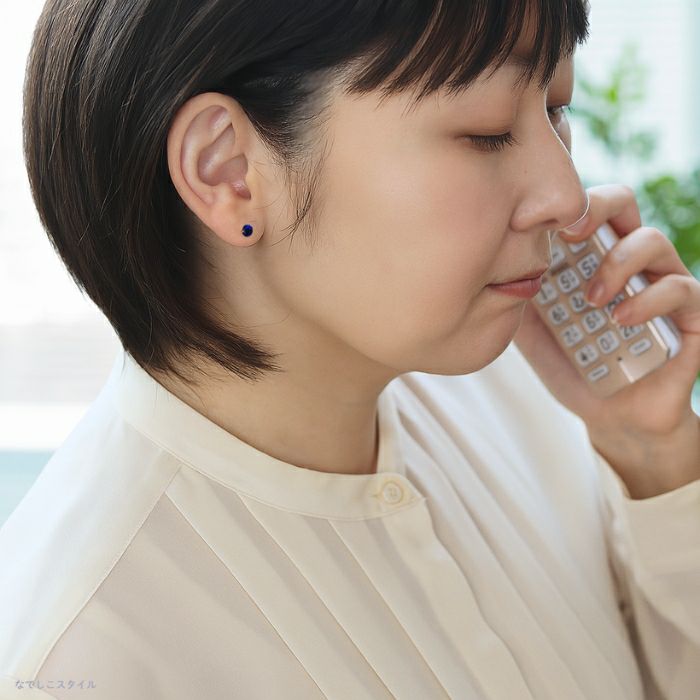 ゴールドカラーアウイナイト４ｍｍを着けた40代女性がお仕事をしているイメージ画像