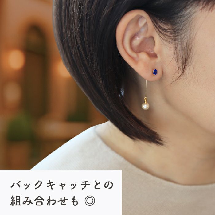 ゴールドカラーアウイナイト４ｍｍとバックキャッチをあわせたピアスを着けた40代女性のイメージ画像