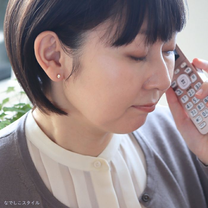 ゴールドカラーシャンパンダイア４ｍｍを着けた40代女性がお仕事をしているイメージ画像