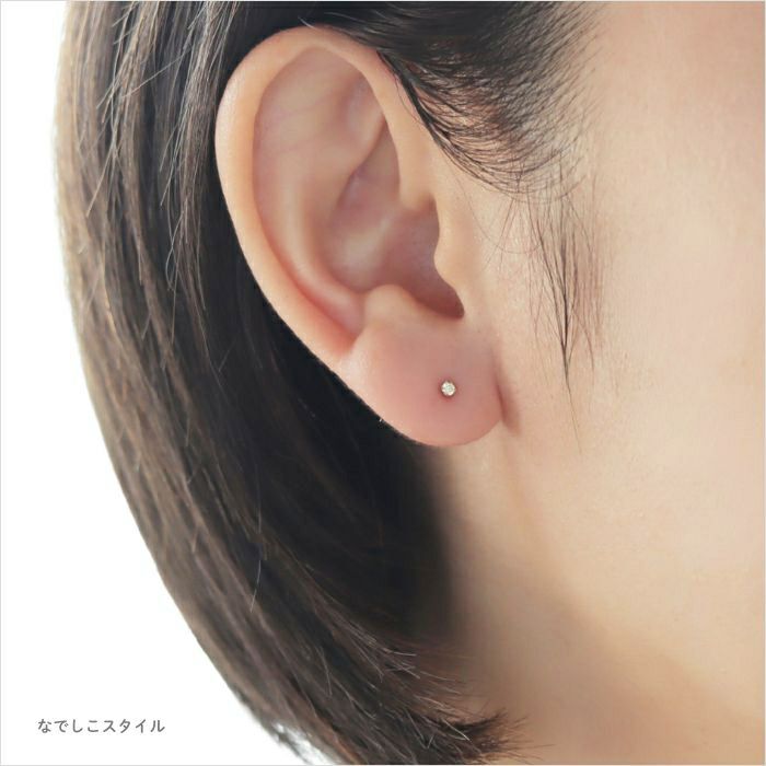 純チタンピアス、ゴールド軸の一粒キュービックジルコニアゴールドカラー「シャンパンダイア」２mmを耳に着けている４０代女性の横顔